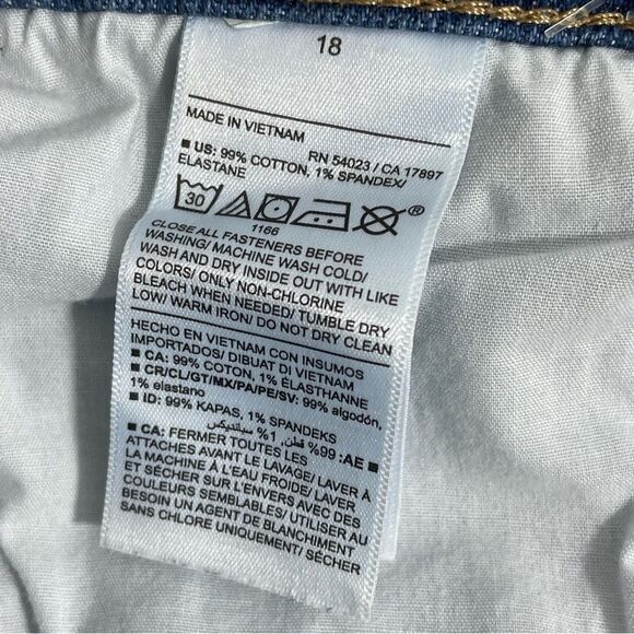 NWT Old Navy Mid Rise Boyfriend Jeans in Divine Plus Size 18 Cropped Denim - Picture 5 of 6